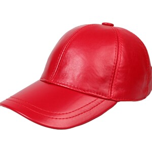 Op de afbeelding: Een felrode baseballcap. De cap heeft een gebogen klep en een kleine knoop aan de bovenkant. Gemaakt van glad materiaal, is deze cap een klassieker voor casual outfits.