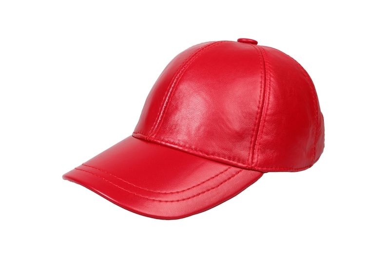 Op de afbeelding: Een felrode baseballcap. De cap heeft een gebogen klep en een kleine knoop aan de bovenkant. Gemaakt van glad materiaal, is deze cap een klassieker voor casual outfits.