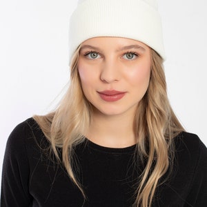 K&ouml;nnte beinhalten: Eine wei&szlig;e Strickm&uuml;tze mit gerippter Struktur.