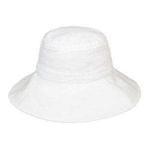 Peut inclure: Un chapeau de soleil blanc avec un large bord et une couronne structurée. Le chapeau est fait d'un tissu blanc uni et comporte une bande autour de la couronne. Ce chapeau est conçu pour protéger du soleil.