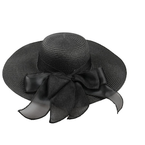 Puede incluir: Un sombrero de sol negro de ala ancha con un gran lazo negro.