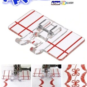 Puede incluir: Un pie de costura de plástico transparente con líneas de cuadrícula rojas para crear puntadas decorativas. El pie está diseñado para ser utilizado con una máquina de coser. La imagen muestra ejemplos de puntadas creadas con el pie.