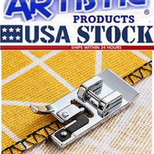 Może przedstawiać: Srebrna stopka do maszyny do szycia na żółto-białej tkaninie. Stopka ma czarno-srebrny wzór. Obraz zawiera tekst "ARTISTIC PRODUCTS USA STOCK".