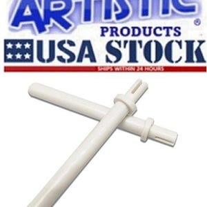Könnte beinhalten: Zwei weiße Kunststoffstäbe mit zylindrischem Design und geschlitztem Ende, die sich kreuzen. Die Stäbe sind Teil einer Produktlinie von Artistic Products USA Stock.