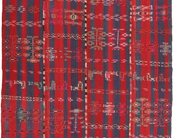 Könnte beinhalten: Ein rot-blauer gewebter Teppich mit geometrischem Muster. Der Teppich hat ein gestreiftes Design mit komplizierten Details.