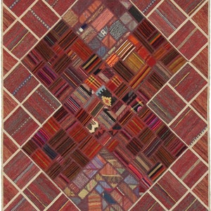 Könnte beinhalten: Ein roter, weißer und brauner Patchwork-Teppich mit geometrischem Muster. Der Teppich besteht aus verschiedenen Stoffen und Texturen, was einen einzigartigen und interessanten Look erzeugt.