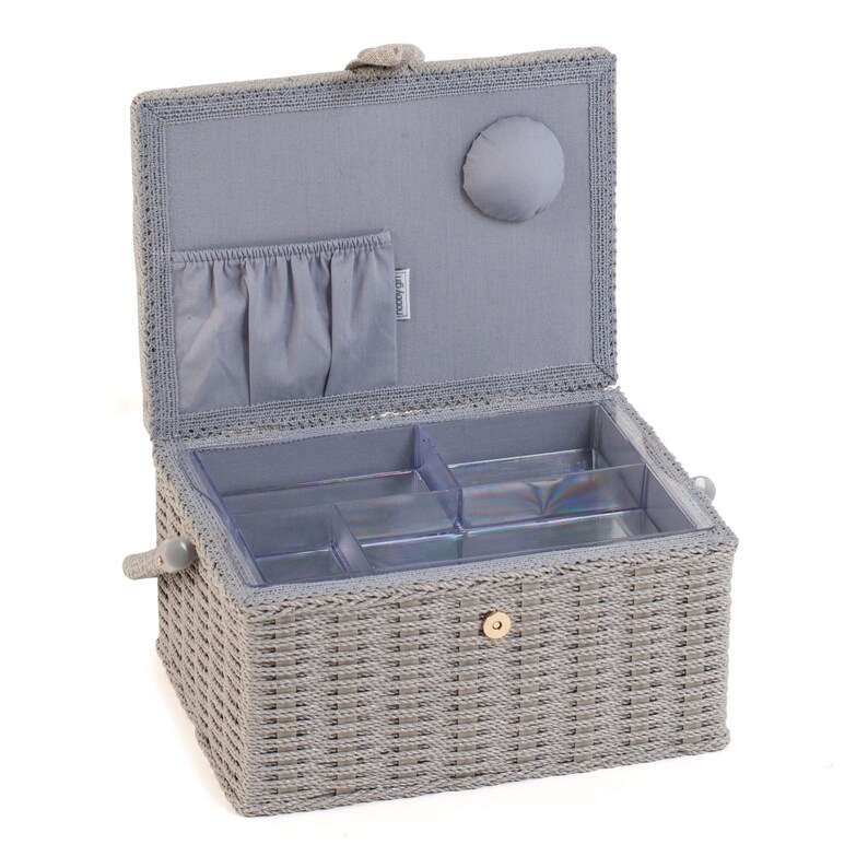 K&ouml;nnte beinhalten: Eine graue, gewebte N&auml;hkiste mit offenem Deckel. Der Innenraum verf&uuml;gt &uuml;ber ein hellgraues Stofffutter, eine kleine Tasche und transparente Kunststofff&auml;cher. Die Box hat einen Griff und einen Verschluss.