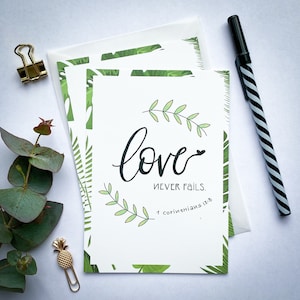 Postkarte A6 mit dem Bibelvers "Love Never Fails" | Handlettering | Zeichnung | Handgemalt