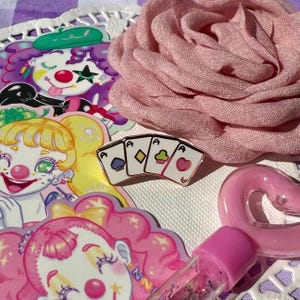 Pin de esmalte All Aces | Pin Kawaii, Pin fofo, Pin de carta de baralho, Alice no país das maravilhas