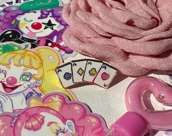 Alle Aces Emaille Pin | Kawaii Pin, Pin, Spielkarte Pin, Alice im Wunderland