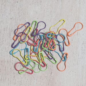 Rainbow colored stitch markers for knitting or crochet, safety pin metal bulb locking stitch markers in a tin, gift ideas for knitters