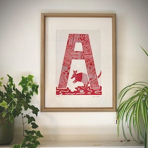 Impressão em linóleo do alfabeto emoldurada e impressa à mão - Letra A - Impressão de tatu - Arte para quarto infantil - Arte de parede - Decoração de berçário