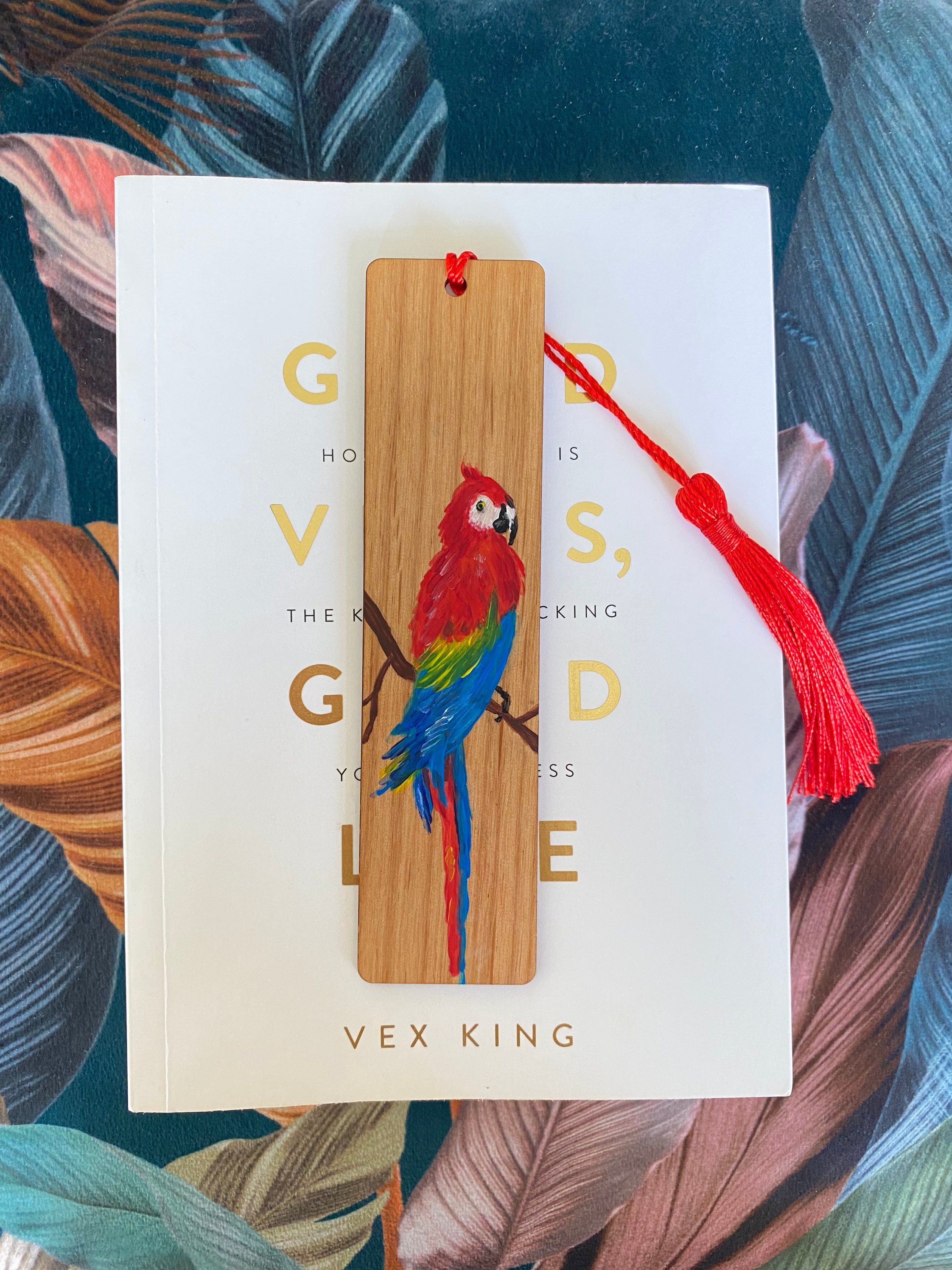 Rote tropische Papagei auf einem hölzernen Lesezeichen | Etsy