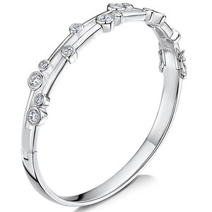 Könnte beinhalten: Ein silbernes Armreif-Armband mit einer Reihe von klaren runden Steinen, die in einem Doppelband-Design eingefasst sind.