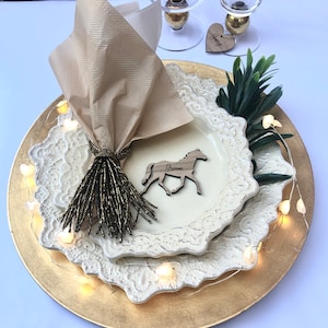 Pferde-Gedeck, Platznamen aus Holz, Platznamen in Pferdeform graviert, rustikale Hochzeit-Ortsnamen, Reiter-Event-Dekor, Tischnamen