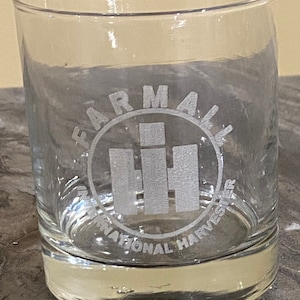 Vintage Farmall gegraveerde glazen beker: les je dorst in stijl!