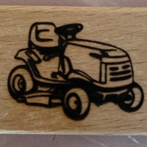 John Deere Rasentraktor Schlüsselanhänger aus Holz