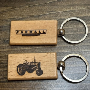 Farmall Traktor Schlüsselanhänger aus Holz