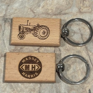 Massey Harris Traktor Schlüsselanhänger aus Holz
