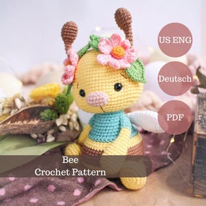 Crochet bee toy PATTERN. Cute Amigurumi bumblebee with small pink flowers. Digital Pdf English US / Deutsch