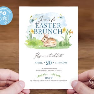 Op de afbeelding: Paasbrunch uitnodiging met aquarel illustraties. De uitnodiging toont een konijn, narcissen en vlinders. Tekst bevat "Join us for Easter Brunch" en evenement details. De uitnodiging wordt door twee handen vastgehouden.