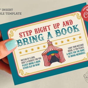Op de afbeelding: Een printbare sjabloon van 5 inch bij 3,5 inch voor een babyshower of een feest met een boekthema. De sjabloon bevat een afbeelding van een circustent en de tekst "Step Right Up and Bring a Book". Het bevat ook instructies voor gasten om een boek mee te nemen in plaats van een kaart en om een bericht voor de baby erin te laten.