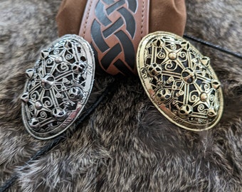 Vikingo, celta, nórdico, medieval, LARP, recreadores de cosplay. Par de broches ovalados con diseño de celosía tradicional.