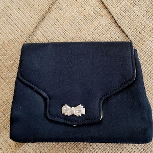 Linda bolsa de festa feminina antiga, de seda preta, de aproximadamente 1900, com alça de corrente pequena. Ótimo estado, considerando a antiguidade.