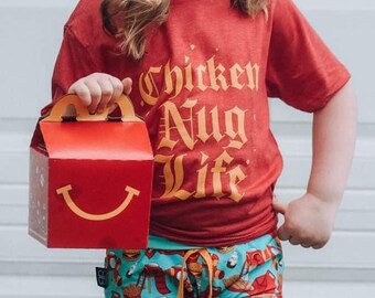 Chicken Nug Life, Chicken Nugs et Mama Hugs, Chemise à sur le themed Mcdonalds, chemise pour enfants nugs de poulet, chemise pour enfants drôle, chemise garçon tendance, enfants mignons