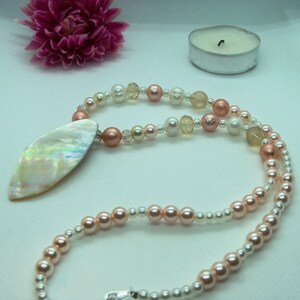 Collar de concha natural tonificada de plata con perlas de agua dulce