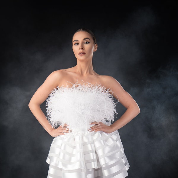 Robe blanche en organza à volants courts avec plumes d’autruche. Robe de mariée courte. Robe blanche Bustier. Robe de bal élégante. Robe de cocktail blanche.