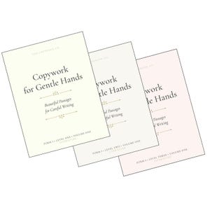 Puede incluir: Se muestran tres libros con cubiertas en tonos pastel. Los títulos son "Copywork for Gentle Hands", "Beautiful Passages for Careful Writing" y "Form 1 Level One Volume One Literature".