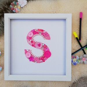 Moldura de letras personalizada, iniciais do alfabeto, nomes de botões emoldurados, monograma personalizado, decoração de berçário, presente de bebê, nome emoldurado, 30 cm x 30 cm