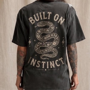 Built On Instinct Schlangen-Oversized-T-Shirt (RÜCKENDRUCK)