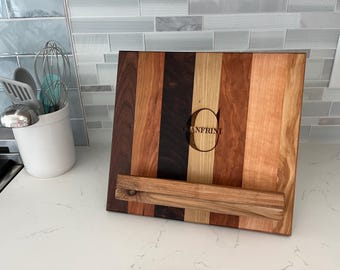 Soporte para libros de cocina de madera maciza - Exhibidor de dos piezas hecho a mano en nogal, arce o cerezo con grabado