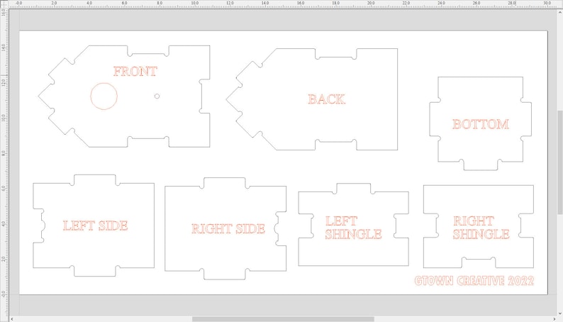 Puede incluir: Diagrama que muestra las diferentes piezas necesarias para construir una maqueta de casa. Las piezas est&aacute;n etiquetadas como "Frente", "Espalda", "Fondo", "Lado izquierdo", "Lado derecho", "Teja izquierda" y "Teja derecha". El texto "GTOWN CREATIVE 2022" est&aacute; en la parte inferior del diagrama.