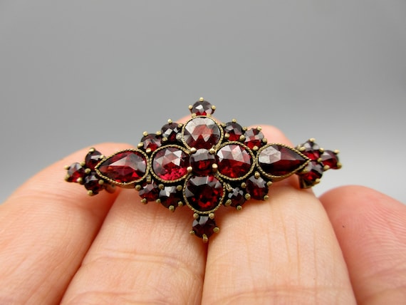 Antique Victorian faceted Bohemian garnet brooch in gilded Antique Victorian faceted Bohemian garnet brooch in gilded