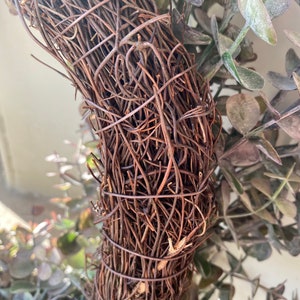 Grote eucalyptuskrans 50 cm faux lente voordeurkrans Kunstmatige krans het hele jaar door buiten/binnenkrans afbeelding 10