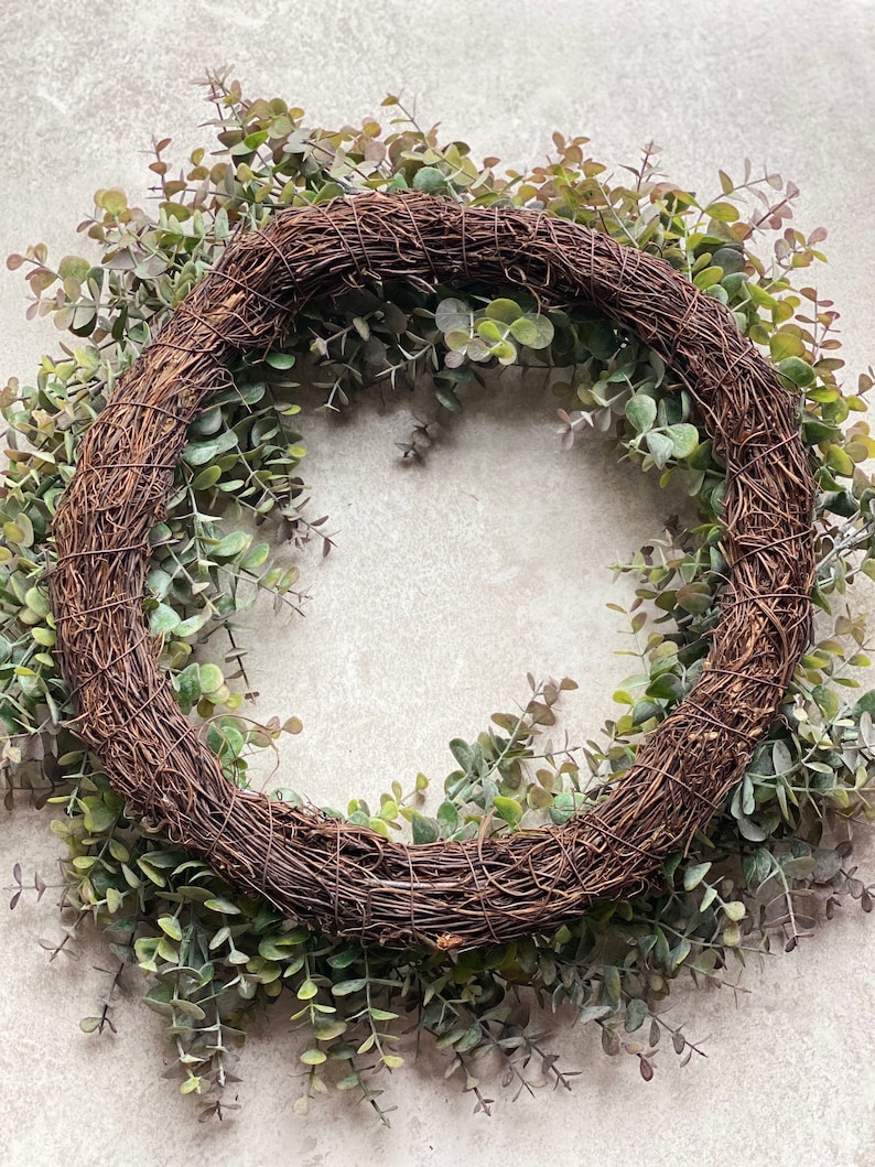 Grande couronne d'eucalyptus 50 cm Faux ressort pour porte d'entrée Couronne artificielle toute l'année pour extérieur/intérieur image 7