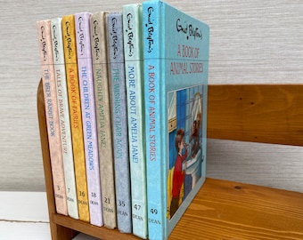Könnte beinhalten: Eine Sammlung von zehn Taschenbüchern von Enid Blyton mit bunten Umschlägen und Titeln wie "The Brer Rabbit Book", "Tales of Brave Adventure" und "A Book of Animal Stories".
