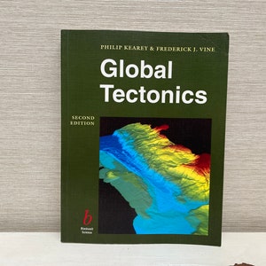 Puede incluir: Un libro verde titulado "Global Tectonics" de Philip Kearey y Frederick J. Vine. El libro es la segunda edición y presenta un mapa colorido de las placas tectónicas de la Tierra en la portada.