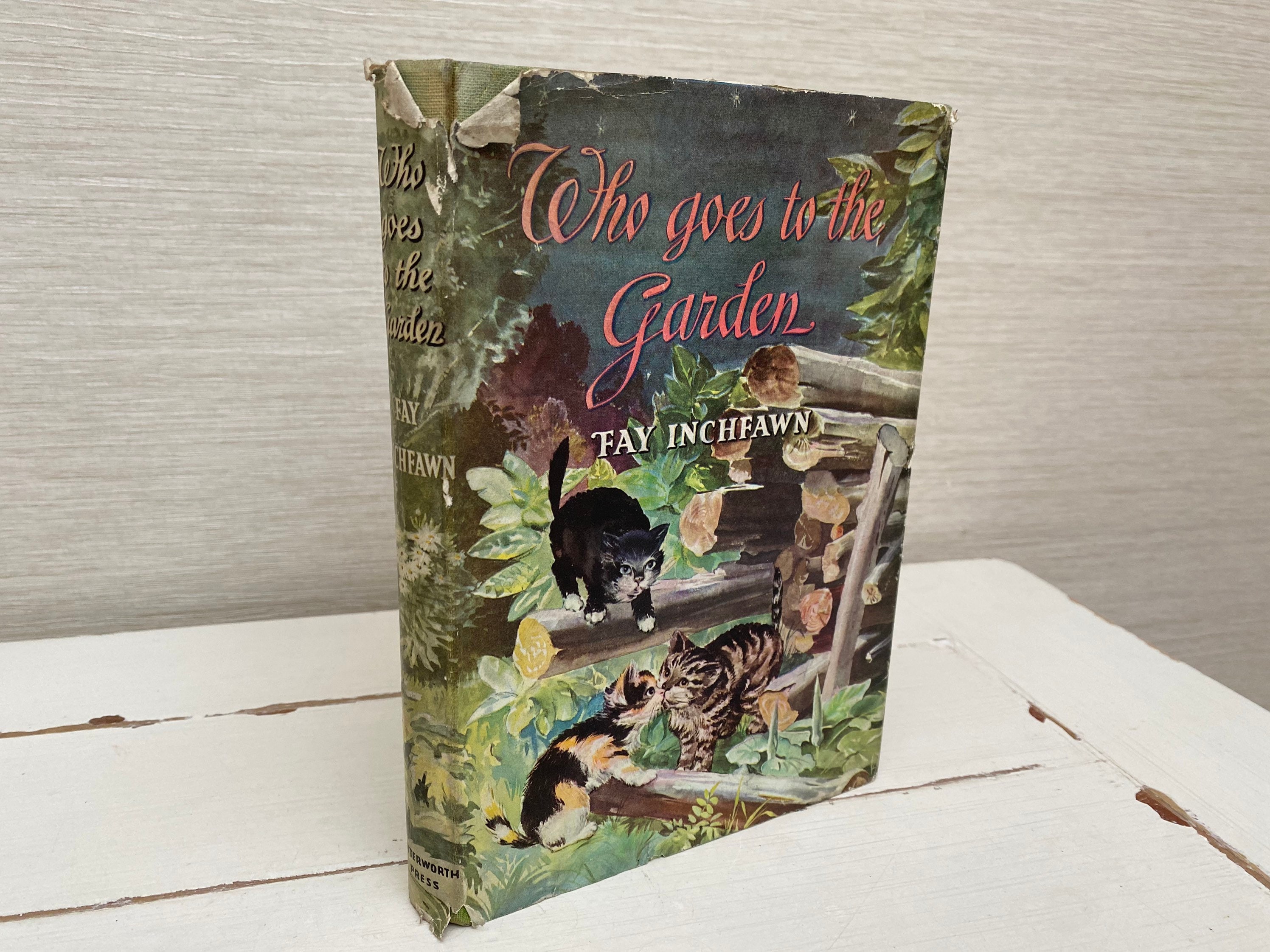 WHAT IS A Photograph? ハードカバー アート 洋書 英語版 フェイ・インチフォーン著『Who Goes to the Garden』ハードカバー本