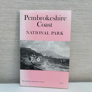 Guía del Parque Nacional de la Costa de Pembrokeshire (Reino Unido) n.° 10 con mapas (1973), libro de bolsillo, primera edición, editado por Dillwyn Miles.