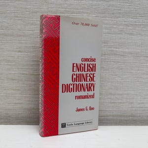 Peut inclure: Un livre rouge et blanc intitulé "concise ENGLISH CHINESE DICTIONARY romanized" de James G. Quo. Le livre fait partie de la série Tuttle Language Library et s'est vendu à plus de 70 000 exemplaires.