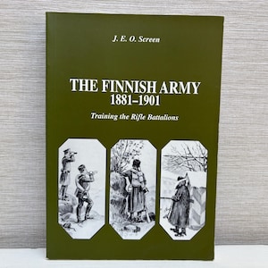 Könnte beinhalten: Ein grünes Buch mit dem Titel "The Finnish Army 1881-1901 Training the Rifle Battalions" von J.E.O. Screen. Der Umschlag zeigt drei Schwarzweißillustrationen von Soldaten in Militäruniform.