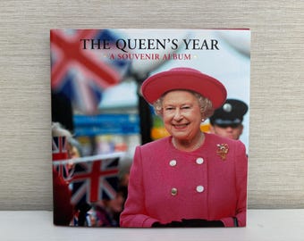 El año de la Reina. Un álbum de recuerdos. Por David Oakey. Libro de tapa dura. Publicaciones de la Colección Real, 2010.