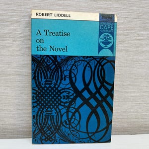 Puede incluir: Un libro de bolsillo azul y negro titulado "A Treatise on the Novel" de Robert Liddell. La portada del libro presenta un diseño abstracto en blanco y negro.