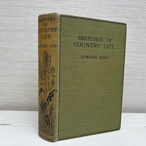 Könnte beinhalten: Ein Vintage-Buch mit dem Titel "Sketches of Country Life" von Edward Step. Das Buch hat einen grünen Einband mit Titel und Autorennamen in Schwarz. Der Buchrücken ist beige mit botanischen Illustrationen.