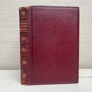 Oliver Twist by Charles Dickens With 24 illustrations by &quot;Phiz&quot; Antique Leather Spine Hardback Book c1910