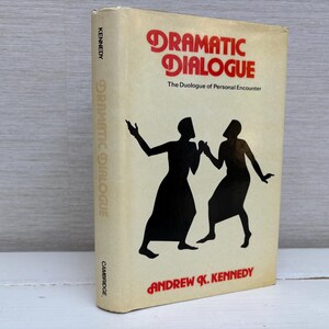 Può includere: Un libro intitolato "Dramatic Dialogue: The Duologue of Personal Encounter" di Andrew G. Kennedy. La copertina presenta un'illustrazione in bianco e nero di due figure in silhouette, che si fronteggiano.
